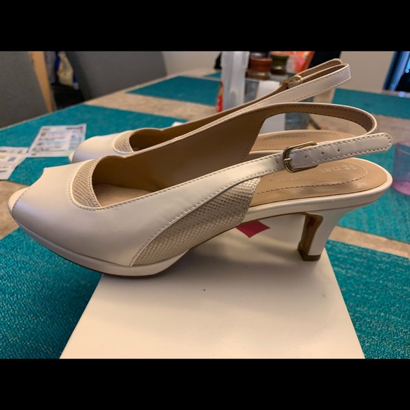 Naturalized shoes. - Picture 2 of 3